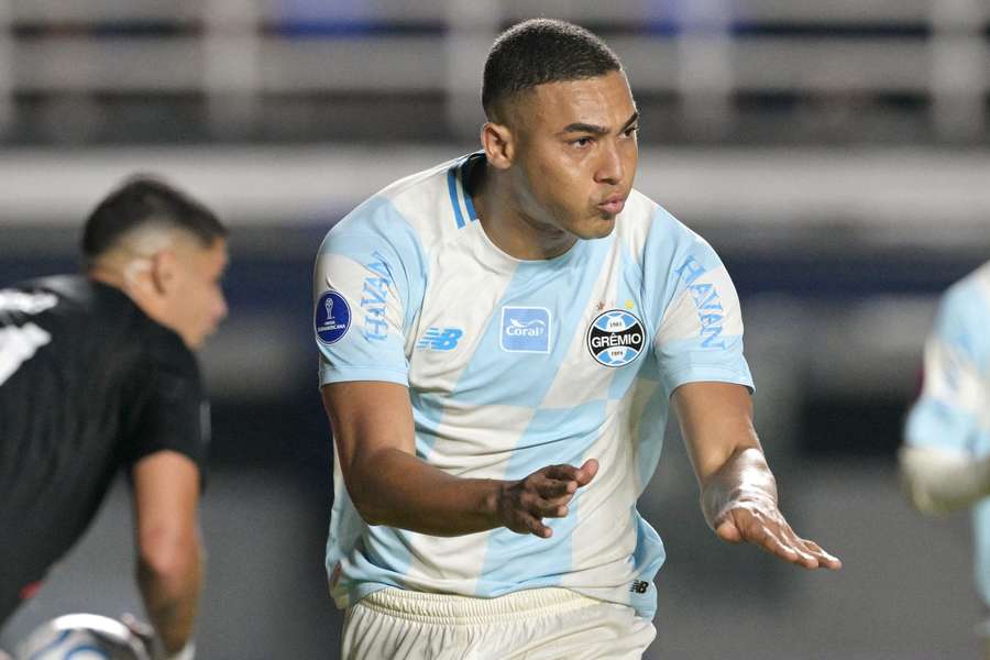 Carlos Vinícius abriu o placar em Deportivo RIestra x Grêmio
