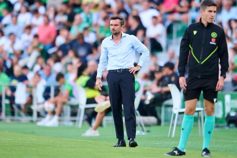 Albés, dirigiendo en la banda al Sporting de Gijón