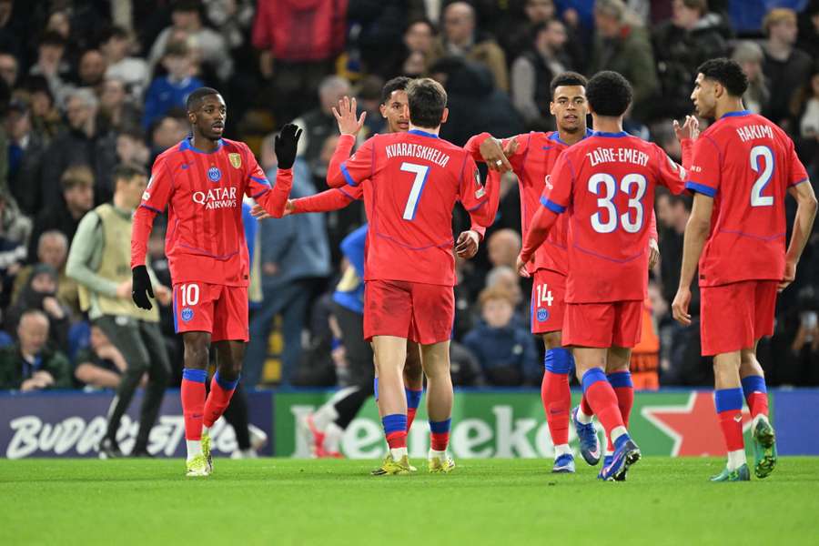 Les joueurs du Paris Saint-Germain célèbrent un but lors du huitième de finale retour de Ligue des champions entre Chelsea et le PSG à Stamford Bridge, le 17 mars 2026.