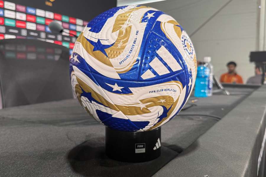 Bola da reta final da Copa do Mundo de Clubes tem detalhes em dourado