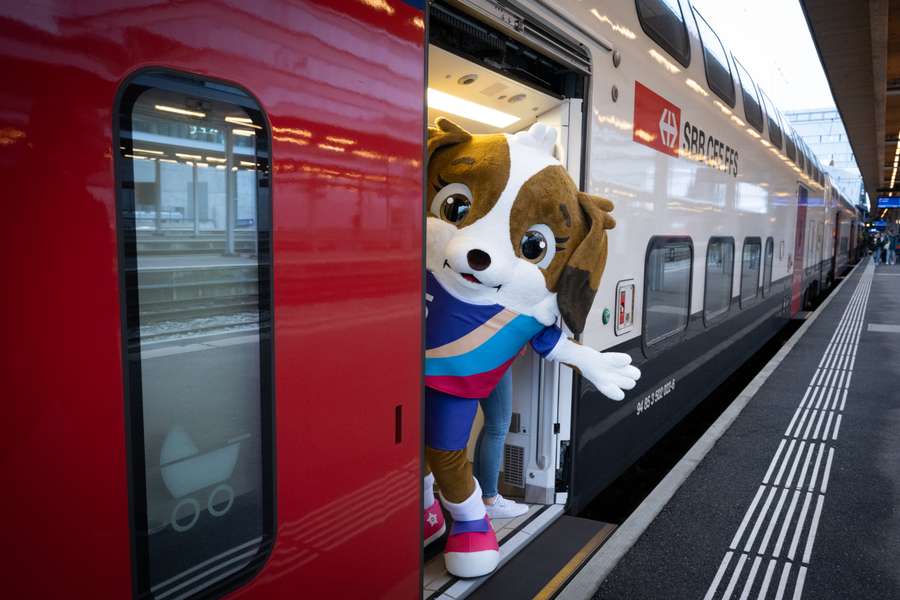 Maddli, subiendo al tren