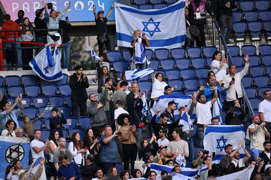 Torcida israelense presente durante jogos de Israel no torneio olímpico de futebol masculino