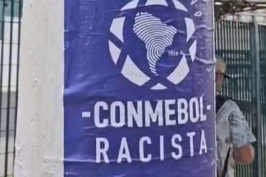 Cartazes contra a Conmebol foram afixados nos arredores do Allianz, especialmente no setor visitante