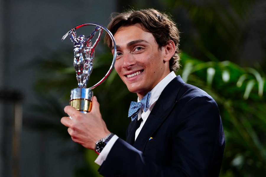 Mondo Duplantis posa com o prémio Laureus World Sportsman of the Year na cerimónia de entrega dos Prémios Laureus World Sport 2025