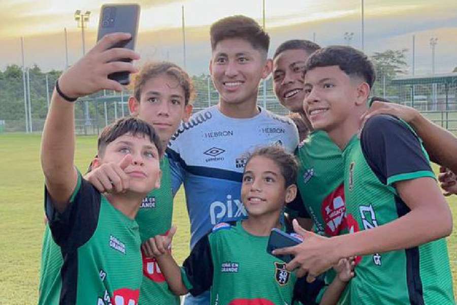 Miguelito, revelação boliviana do Santos, recebe carinho de fãs 