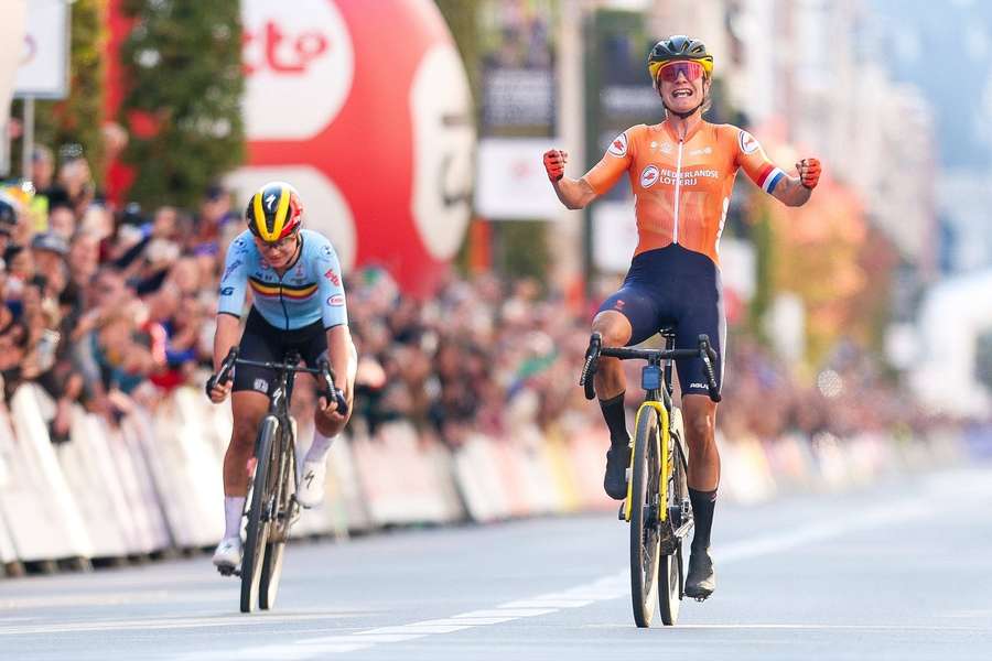 Marianne Vos versloeg Lotte Kopecky in de sprint