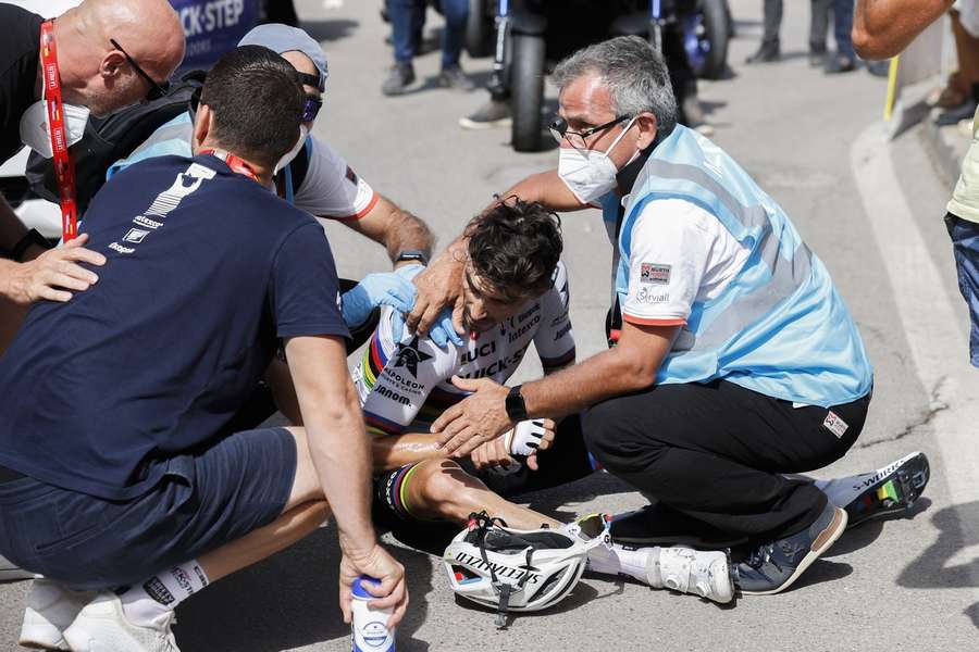 Alaphilippe si po pádu poranil rameno, 11. etapu Vuelty ovládl debutant Groves