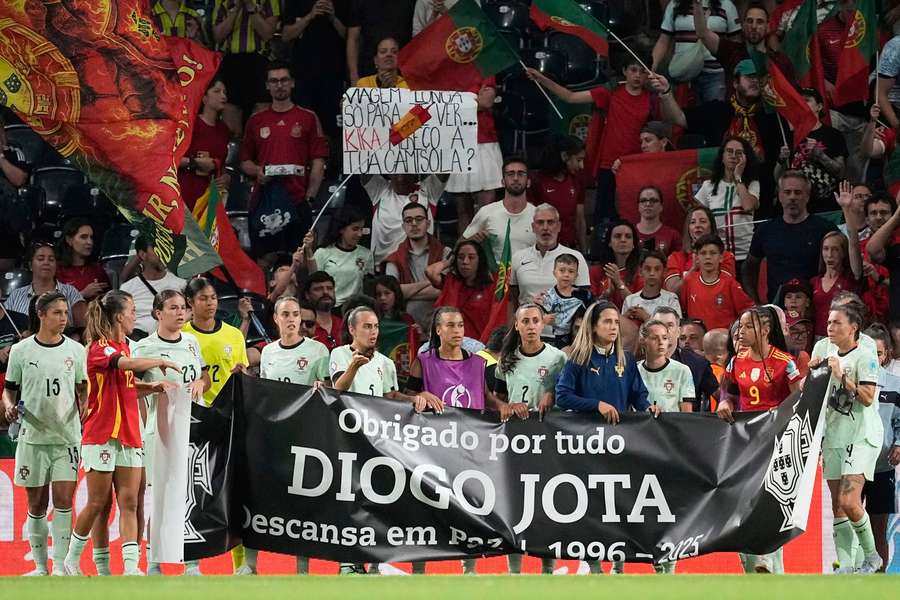 Jucătoarele ambelor echipe naționale au ținut un minut de reculegere în memoria lui Diogo Jota și a fratelui său, Andre Silva