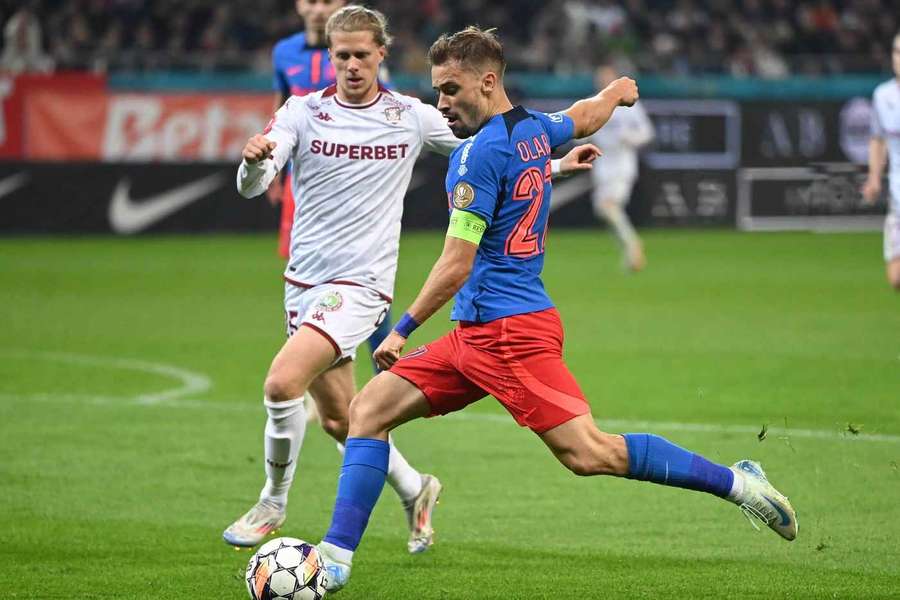 Xian Emmers, în duel cu Darius Olaru, în timpul derby-ului FCSB - Rapid