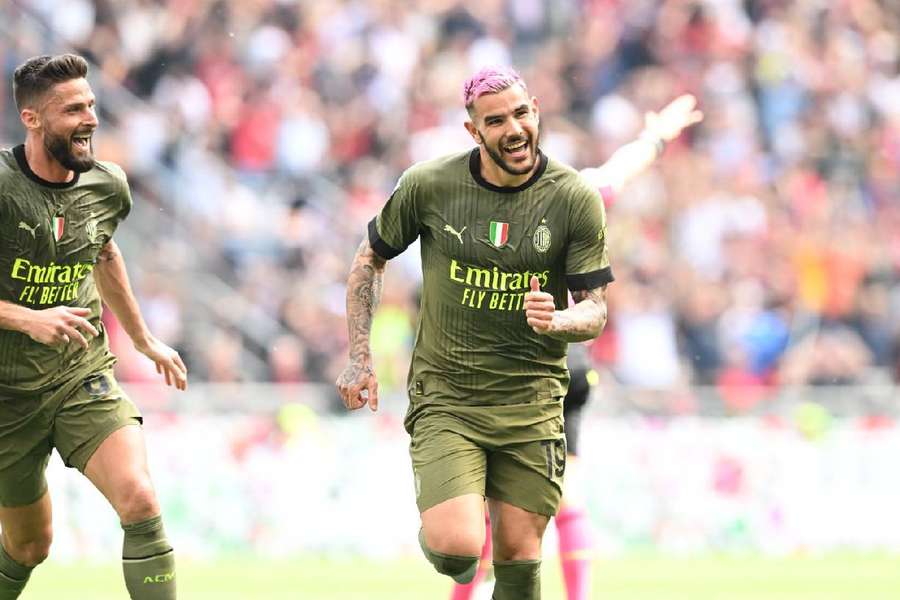 Theo Hernandez celebra gol marcado sobre a Lazio no San Siro