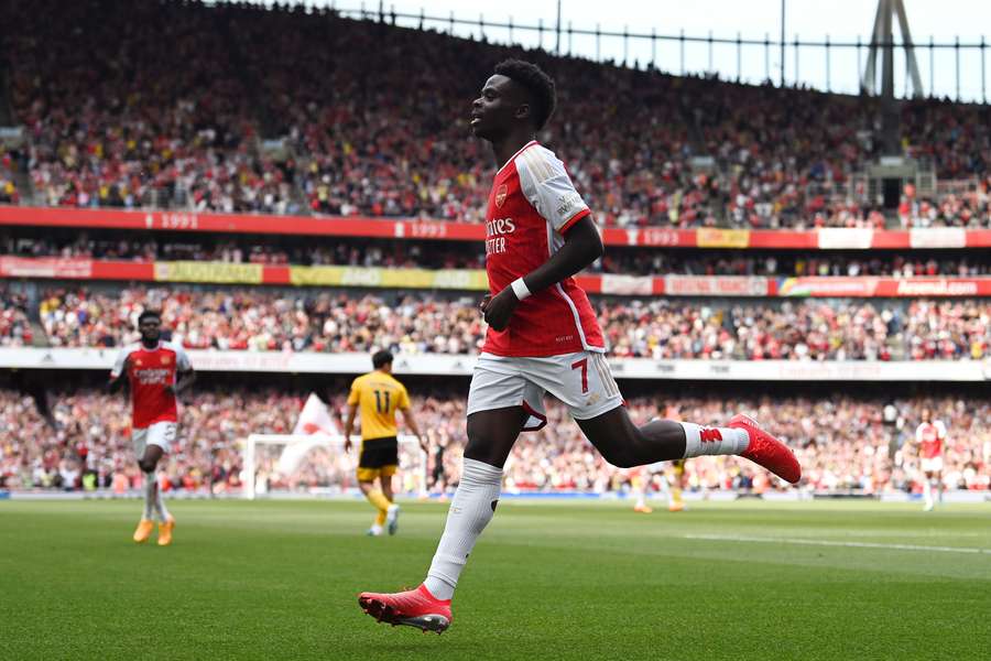 O médio inglês do Arsenal, Bukayo Saka, marcou 14 golos na Premier League esta época