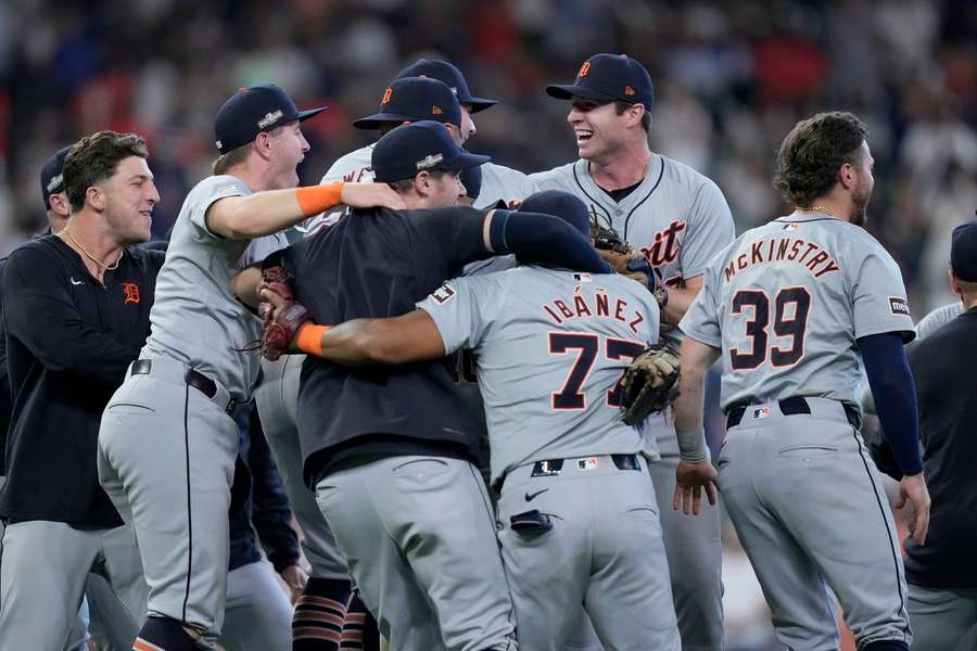 Ibanez celebrates with teammates