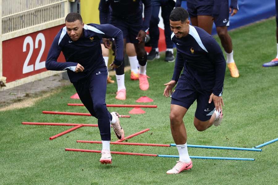 Kylian Mbappé et William Saliba à l'entraînement.