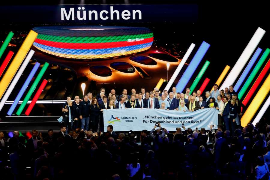Die Münchner Delegation feiert den Sieg im deutschen Olympia-Vorentscheid. Die Münchner Delegation feiert den Sieg im deutschen Olympia-Vorentscheid.