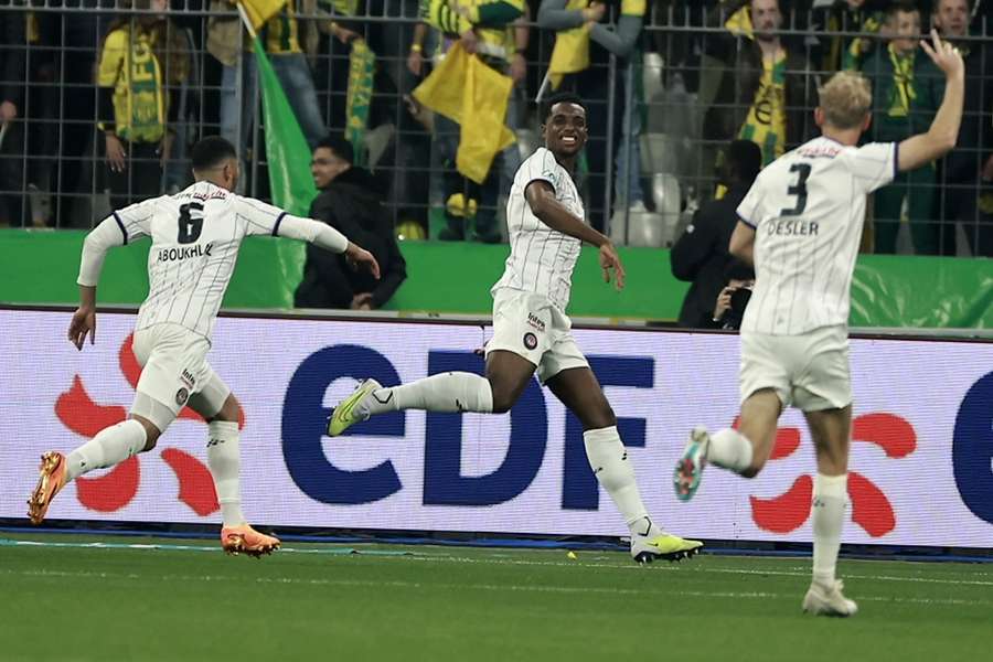 Toulouse won zaterdagavond in Stade de France met 5-1 van Nantes en won de Coupe