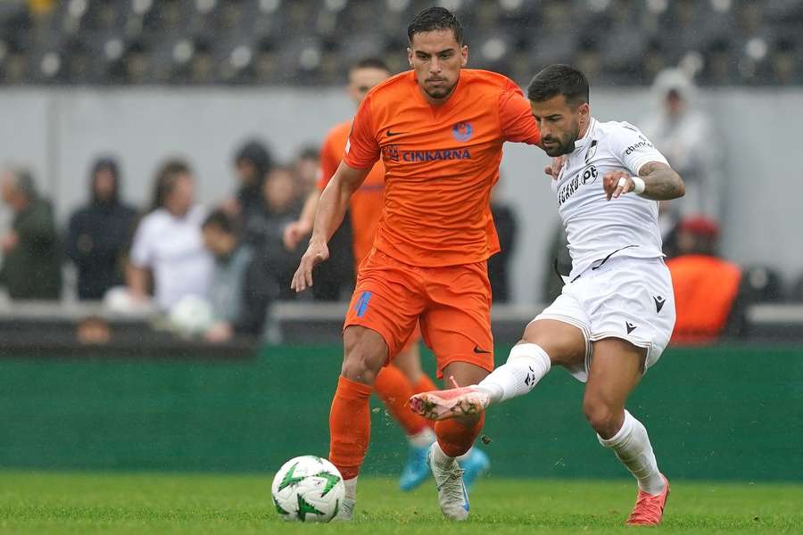 Marco Dulca (stânga), în timpul partidei cu Vitoria Guimaraes