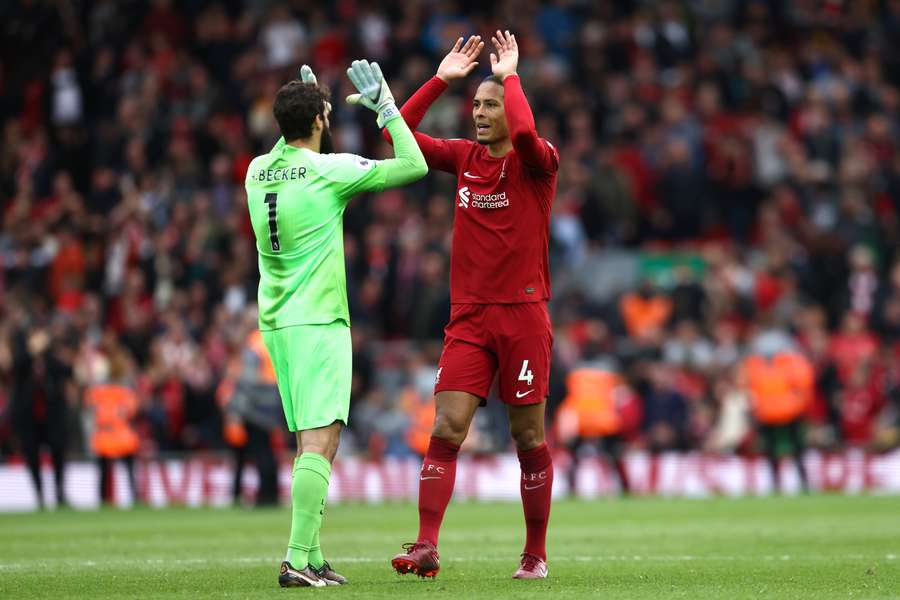 Alisson Becker en Virgil van Dijk vieren de thuisoverwinning op Brentford van vorige week