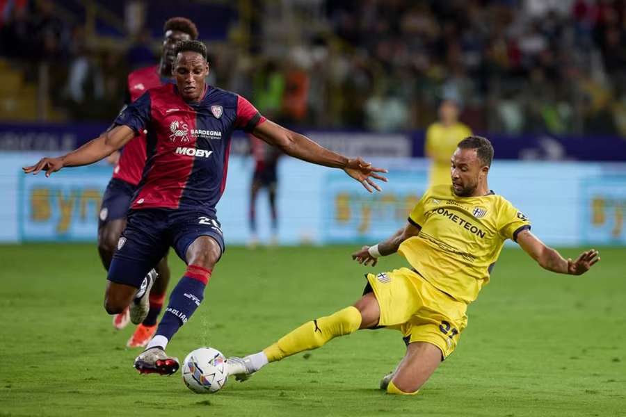 Yerry Mina z Cagliari (vlevo) v souboji s Hernanim z Parmy.