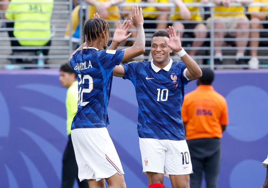 Bradley Barcola #12 z Francji świętuje swojego gola z Kylianem Mbappe #10 podczas Mistrzostw Świata FIFA 2026. Bradley Barcola #12 z Francji świętuje swojego gola z Kylianem Mbappe #10 podczas Mistrzostw Świata FIFA 2026.
