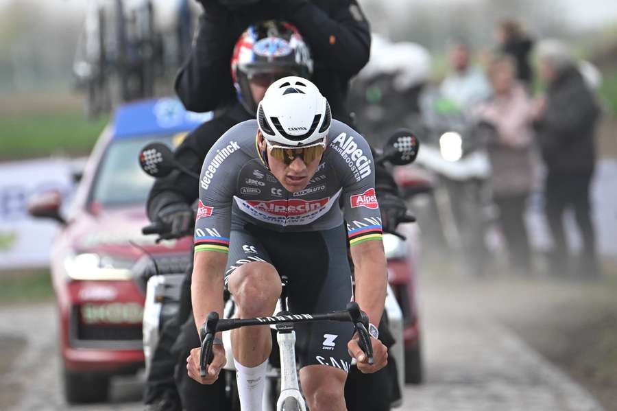 Mathieau van der Poel triumphiert in Paris-Roubaix.