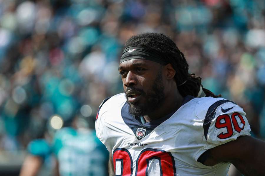 Jadeveon Clowney signs with Texans