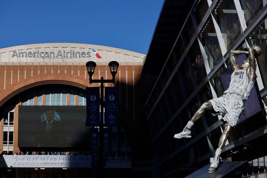 Enthüllt: Die Dirk Nowitzki-Statue vor dem American Airlines Center.