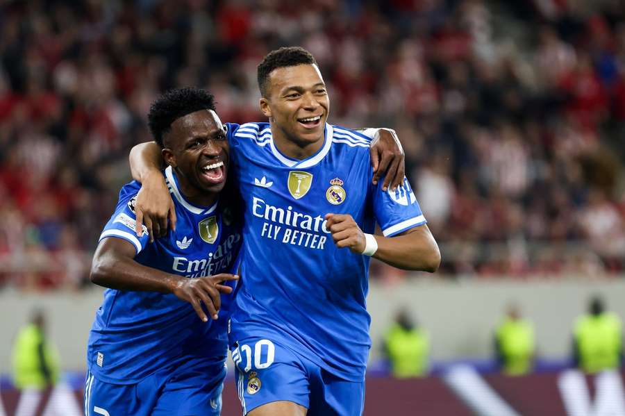 Mbappé dal proti Olympiakosu čtyři góly. Mbappé dal proti Olympiakosu čtyři góly.