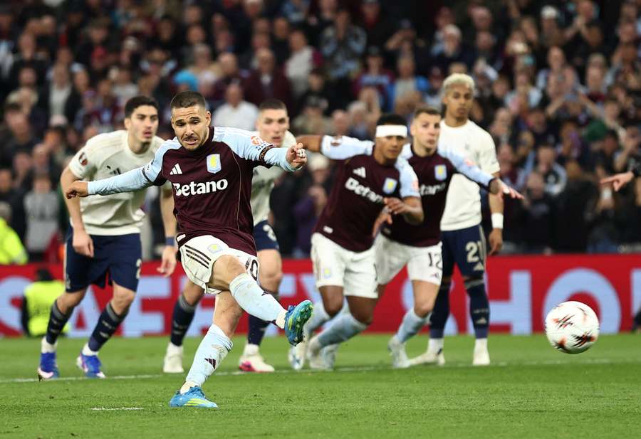 Emiliano Buendía (Aston Villa) marque le deuxième but sur penalty