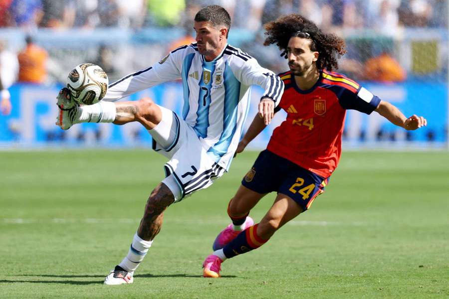 De Paul controla mientras Cucurella le presiona