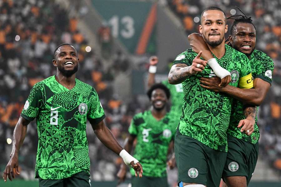 Nigeria bejubelt das zwischenzeitliche 1:0 von William Troost-Ekong (2.v.r.).