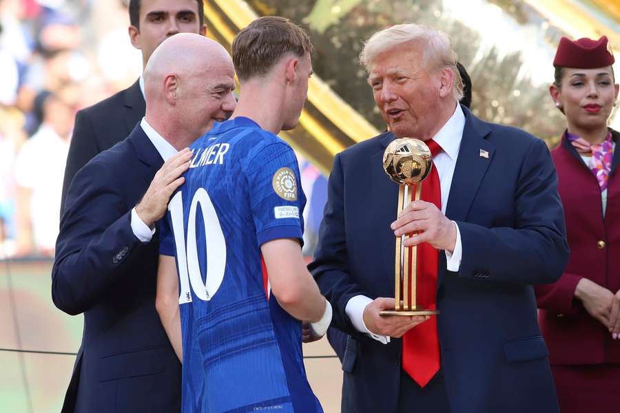 Președintele american Donald Trump îi acordă lui Cole Palmer trofeul de cel mai bun jucător al finalei Mondialului Cluburilor
