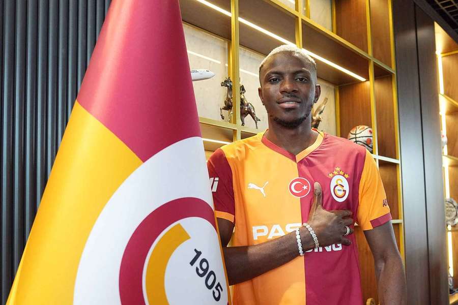 Osimhen sa stal hráčom Galatasarayu. Osimhen sa stal hráčom Galatasarayu.
