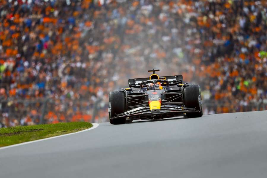 Dvakrát přerušenou kvalifikaci na Velkou cenu Nizozemska formule 1 vyhrál Max Verstappen