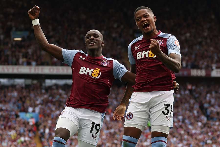 Moussa Diaby (L) jubler sammen med Leon Bailey.