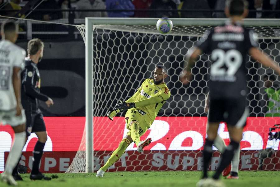 Goleiro Everson, do Atlético-MG, foi um dos amarelados e não vai enfrentar o Palmeiras na próxima rodada