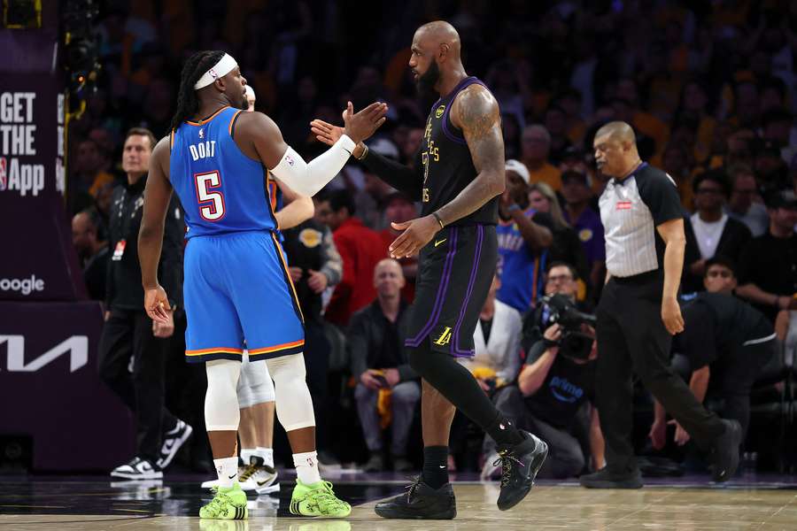 Dort et LeBron James à la fin du match. Dort et LeBron James à la fin du match.