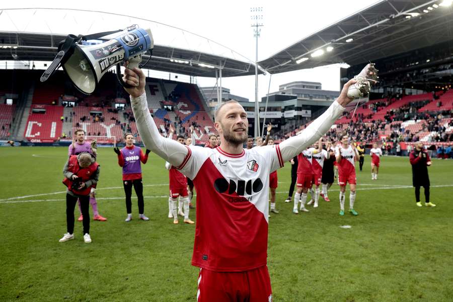 Mike van der Hoorn blijft langer bij de club waar hij ooit doorbrak vanuit de jeugd