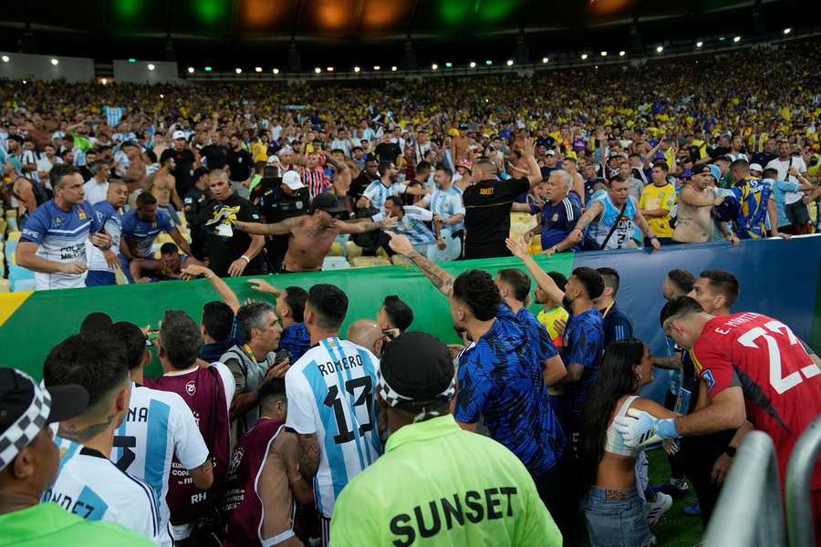 Starcia kibiców Brazylii i Argentyny przed rozpoczęciem meczu