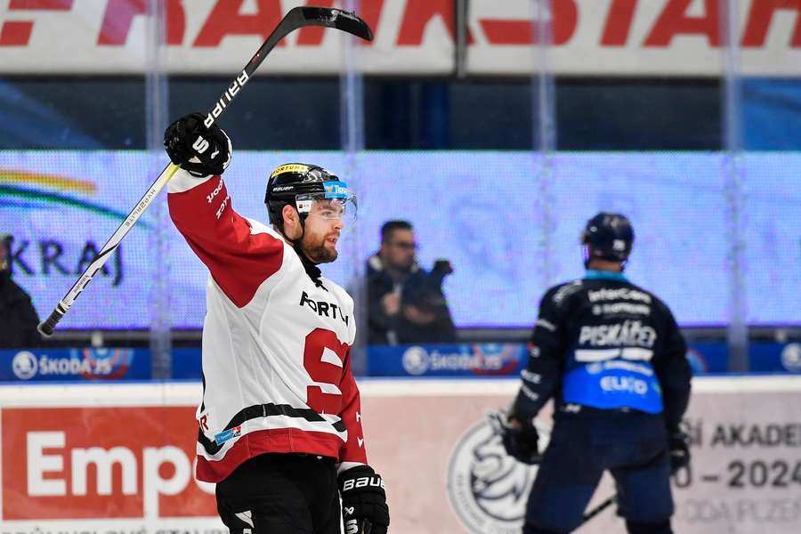 Aaron Irving je se 34 kanadskými body nejproduktivnějším obráncem extraligy.