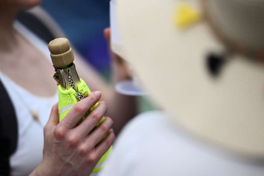 Dezenas de milhares de garrafas de champanhe passam por cada torneio em Wimbledon