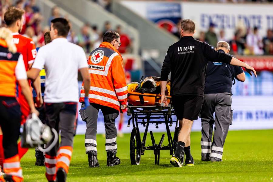 Kevin Müller, portero del Heidenheim, es retirado en camilla.