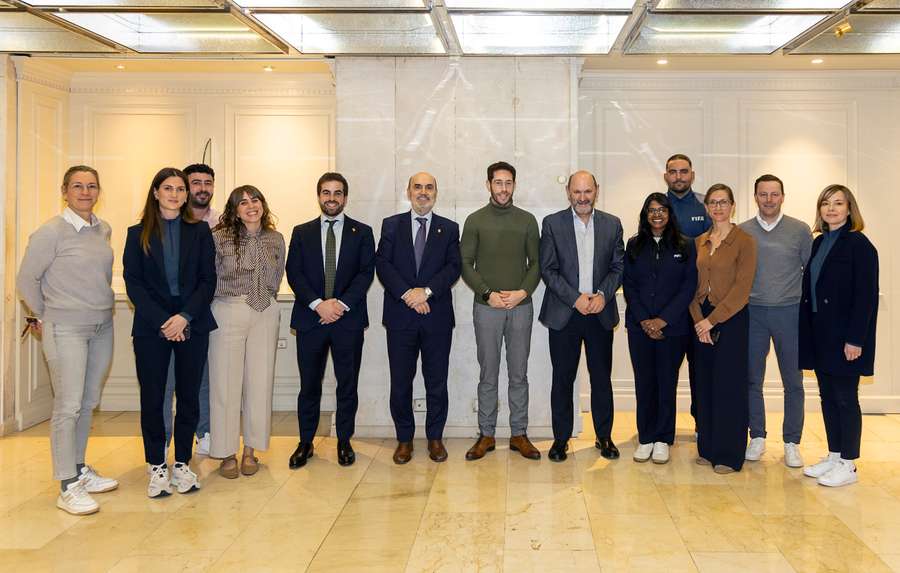 Los delegados de la FIFA, con el presidente de la RFEF