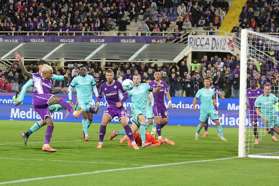 Fiorentina push for a late goal Fiorentina push for a late goal