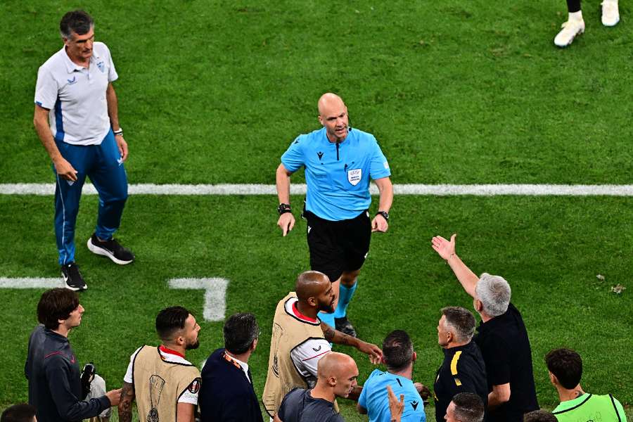 José Mourinho, treinador da Roma, discute com o árbitro Anthony Taylor