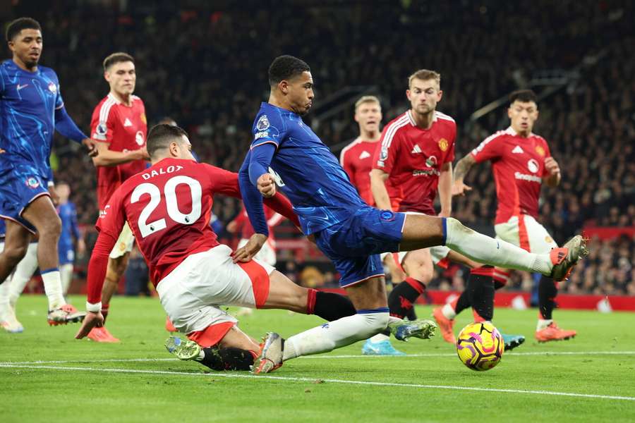 Chelsea remisuje na Old Trafford. Aston Villa przegrywa z Tottenhamem, kontuzja Casha