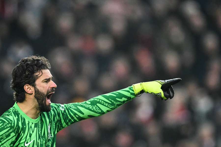 Alisson foi um dos destaques em mais uma vitória do Liverpool