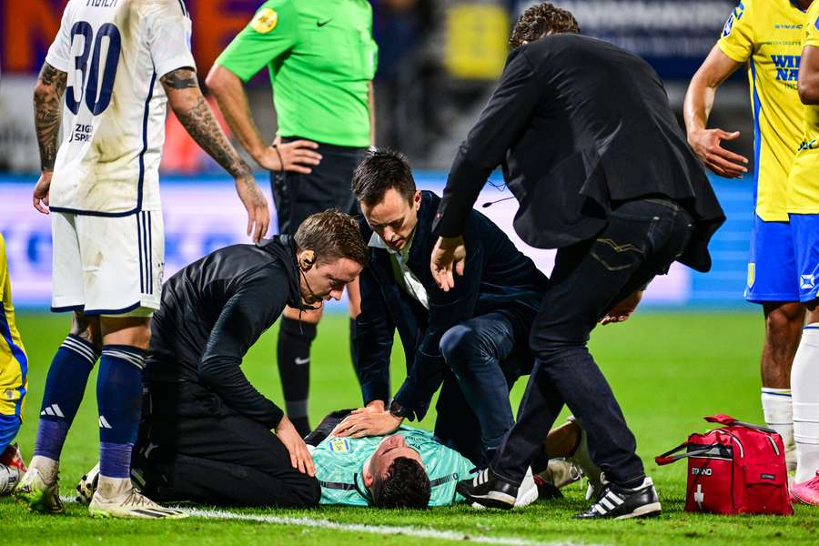 Etienne Vaessen wordt op het veld behandeld door het medisch personeel