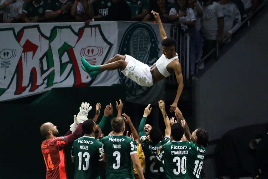 Estevão es manteado por sus compañeros.