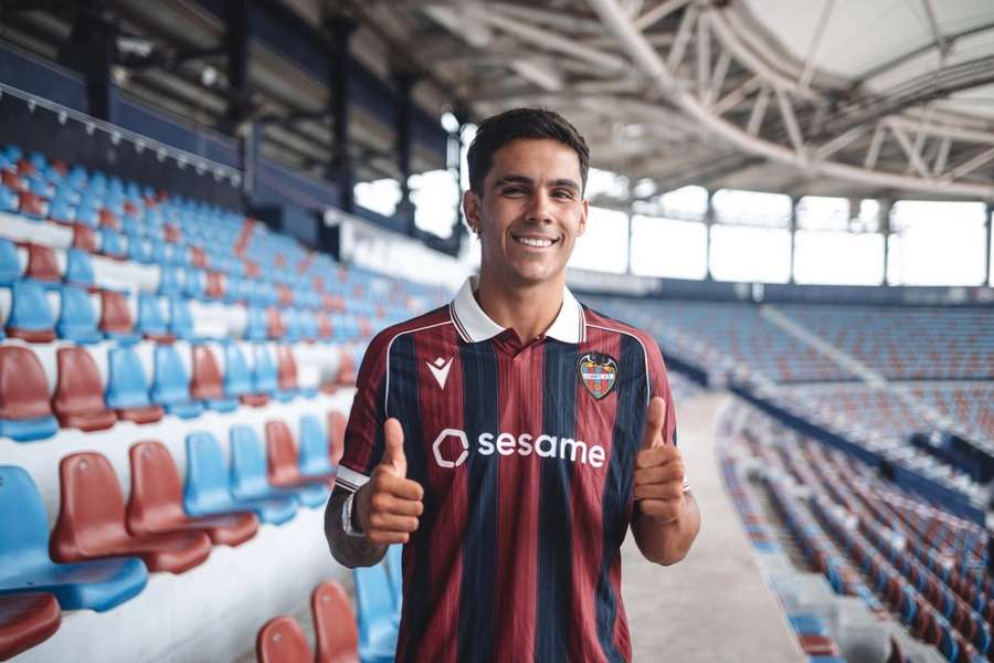 Hugo Sotelo, con su nueva camiseta del Levante Hugo Sotelo, con su nueva camiseta del Levante