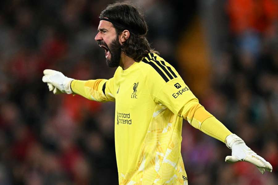 Alisson Becker, amendat de Federația engleză de fotbal după ce a distrus tabela pentru schimbări la finalul unui meci Alisson Becker, amendat de Federația engleză de fotbal după ce a distrus tabela pentru schimbări la finalul unui meci